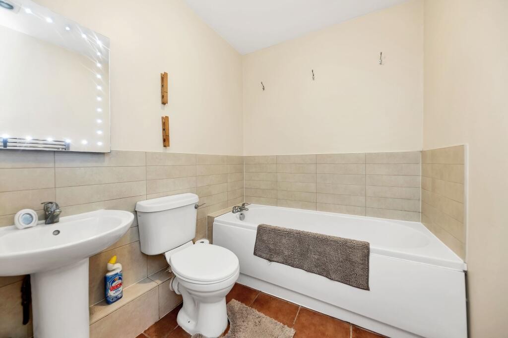 Lot: 79 - GROUND FLOOR FLAT SITUATED ON HIGH STREET - four piece bathroom